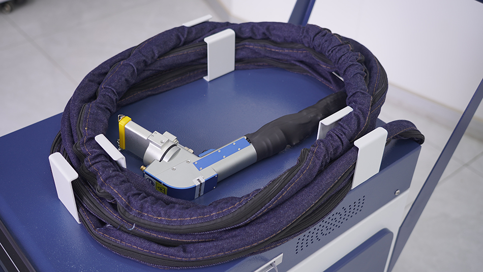 آلة تنظيف بالليزر صناعية للبيع - مراجعة Industrial Laser Rust Removal Machine وسعره